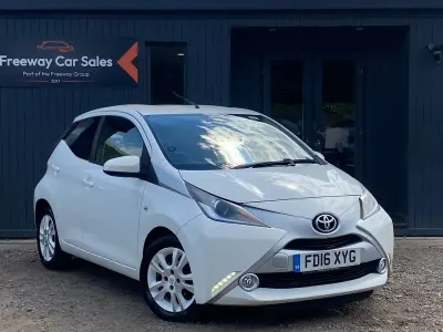 Used Toyota Aygo X-pure 68 HP (50 kW) 2016 White Hatchback