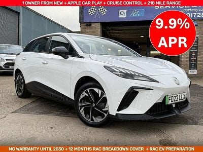 Begagnad MG MG4 EV SE 319 kW (435 HK) 2023 Vit Halvkombi