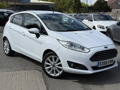 Used Ford Fiesta Titanium 100 HP (73 kW) 2016 White Hatchback