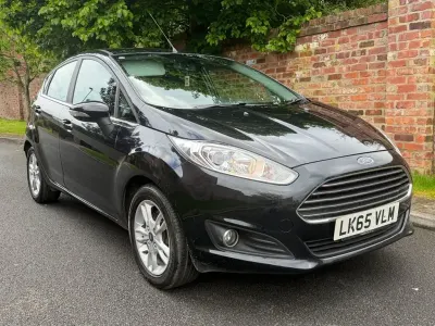 Usado Ford Fiesta Zetec 100 CV (73 kW) 2017 Plateado Utilitario