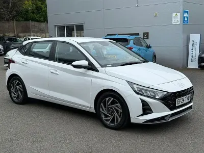Used Hyundai i20 Advanced 100 HP (73 kW) 2024 White Hatchback