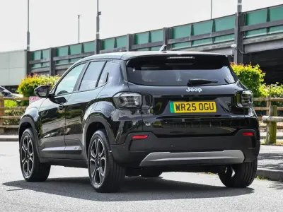 Begagnad Jeep Avenger EV Summit 113 kW (154 HK) 2025 Svart SUV