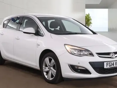Used Vauxhall Astra SRi 98 HP (72 kW) 2014 White Hatchback