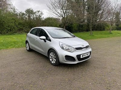 Begagnad Kia Rio 84 HK (61 kW) 2014 Silver Halvkombi
