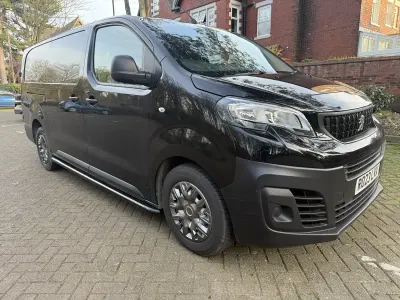 Begagnad Peugeot Expert Premium 2023 Svart Van