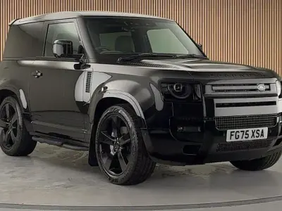 Used Land Rover Defender HSE Dynamic 350 HP (257 kW) 2025 Santorini black SUV