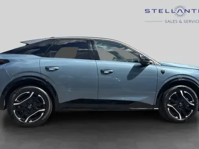 Używany Peugeot e-3008 GT 152 kW (207 KM) 2025 Niebieski SUV