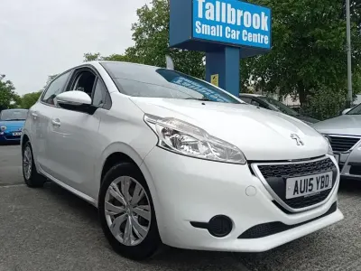 Gebraucht Peugeot 208 Access 82 PS (60 kW) 2015 Weiß Kleinwagen
