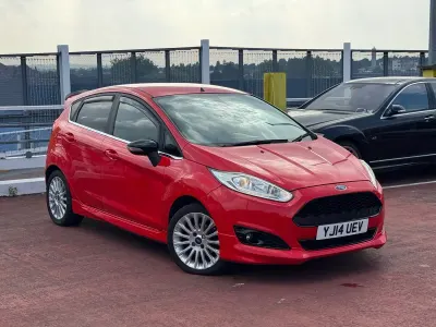 Used Ford Fiesta Titanium 120 HP (88 kW) 2014 Red Hatchback