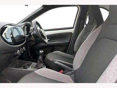 Used Toyota Aygo X PURE 72 HP (52 kW) 2024 White SUV