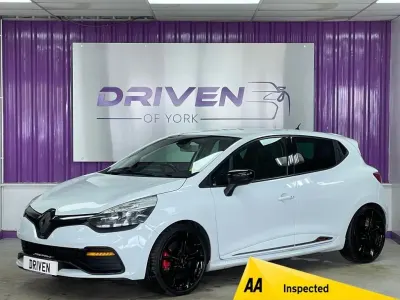 Begagnad Renault Clio IV Trophy 220 HK (161 kW) 2015 Vit Halvkombi