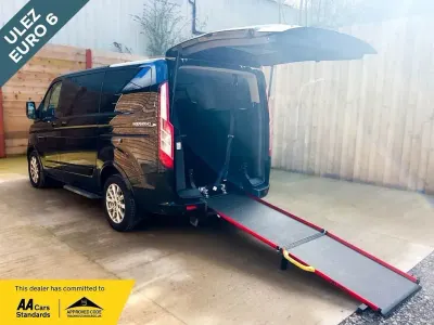 Usado Ford Tourneo Titanium 130 CV (95 kW) 2018 Negro Monovolumen