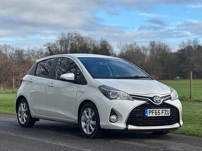 Used Toyota Yaris Hybrid Sport 101 HP (74 kW) 2015 White Hatchback