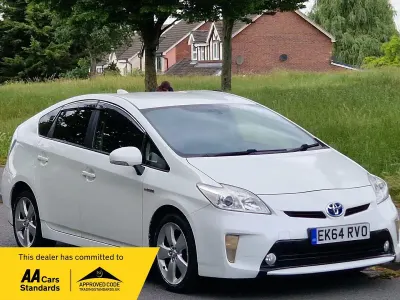 Used Toyota Prius T4 2014 White Hatchback