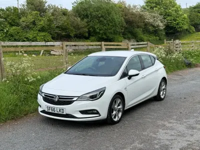Używany Vauxhall Astra SRi 150 KM (110 kW) 2017 Biały Hatchback