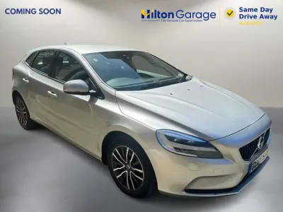 Begagnad Volvo V40 Momentum 2019 Silver Halvkombi