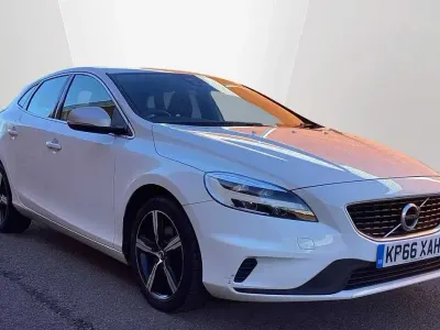 Used Volvo V40 R-Design 122 HP (89 kW) 2016 White Hatchback