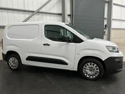 Second-hand Citroën Berlingo 100 CP (73 kW) 2023 Alb Monovolum