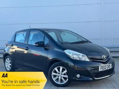 Begagnad Toyota Yaris 101 HK (74 kW) 2012 Svart Halvkombi