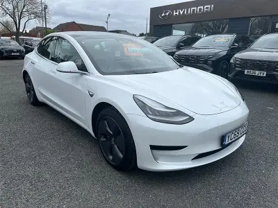 Używany Tesla Model 3 Standard Range Plus 177 kW (241 KM) 2019 Biały Sedan/Limuzyna