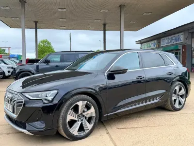 Usado Audi e-tron S-Line 300 kW (408 CV) 2021 Negro SUV