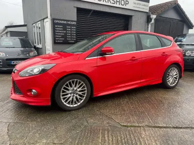 Gebraucht Ford Focus Zetec 115 PS (84 kW) 2013 Rot Kleinwagen