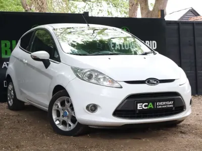 Używany Ford Fiesta Zetec 70 KM (51 kW) 2012 Biały Hatchback