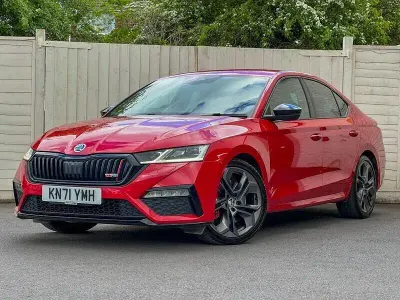 Używany Skoda Octavia vRS 245 KM (180 kW) 2021 Czerwony Hatchback