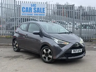 Usado Toyota Aygo X-play 72 HP (52 kW) 2021 Cinzento Citadino