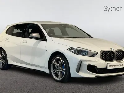 Begagnad BMW M135 Shadowline 302 HK (222 kW) 2021 Vit Halvkombi