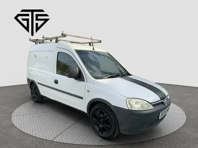 Used Vauxhall Combo 75 HP (55 kW) 2006 White MPV
