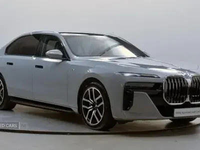 Usado BMW i7 M Sport 334 kW (455 CV) 2024 Gris Berlina