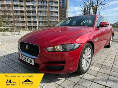 Używany Jaguar XE SE 163 KM (119 kW) 2018 Czerwony Sedan/Limuzyna
