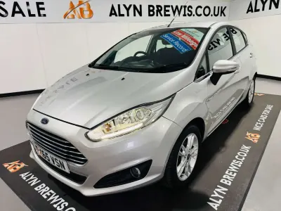 Używany Ford Fiesta Zetec 2015 Srebrny Hatchback