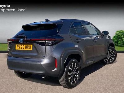 Usado Toyota Yaris Cross Design 113 HP (83 kW) 2023 Cinzento SUV