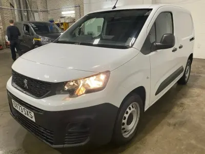Begagnad Peugeot Partner Premium 131 HK (96 kW) 2023 Vit Minibuss