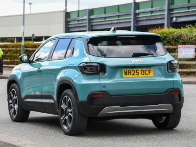 Usado Jeep Avenger EV Summit 113 kW (154 HP) 2025 Azul SUV