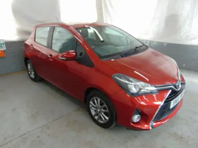 Used Toyota Yaris 99 HP (72 kW) 2015 Red Hatchback