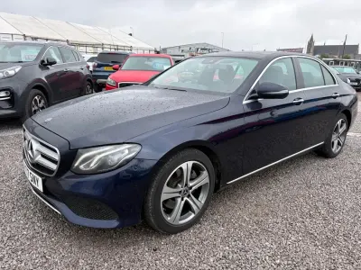 Usado Mercedes E220 Premium 194 HP (142 kW) 2017 Azul Sedan