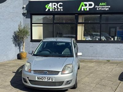 Begagnad Ford Fiesta Ghia 100 HK (73 kW) 2007 Silver Halvkombi