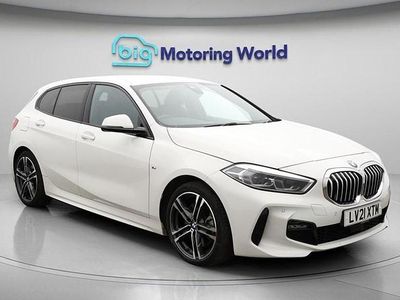 Begagnad BMW 120 M Sport 190 HK (139 kW) 2021 Vit Halvkombi