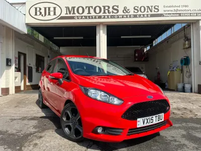 Używany Ford Fiesta Style 82 KM (60 kW) 2015 Czerwony Hatchback