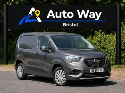 Usado Vauxhall Combo Sportive 75 HP (55 kW) 2019 Cinzento Monovolume