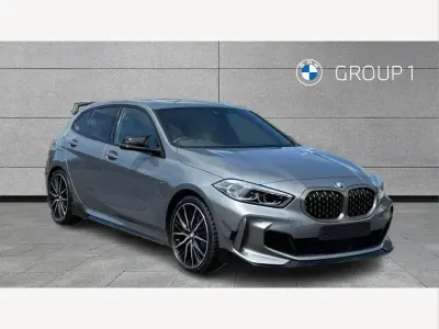 Begagnad BMW M135 Comfort Edition 306 HK (225 kW) 2023 Grå Halvkombi