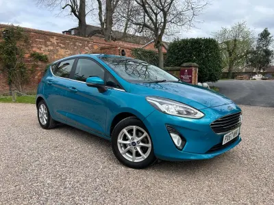 Second-hand Ford Fiesta Zetec 2017 Albastru Hatchback