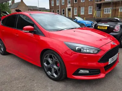 Begagnad Ford Focus ST 2016 Röd Halvkombi