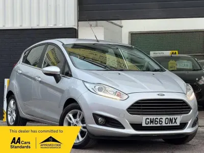 Używany Ford Fiesta Zetec 2017 Srebrny Hatchback