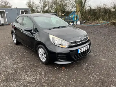Begagnad Kia Rio 2015 Svart Halvkombi