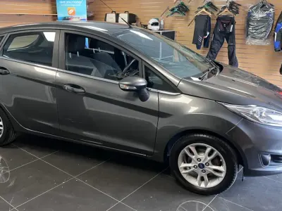 Używany Ford Fiesta Zetec 82 KM (60 kW) 2016 Szary Hatchback
