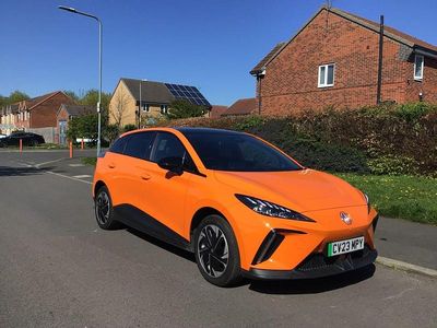Begagnad MG MG4 EV Trophy 150 kW (204 HK) 2023 Orange Halvkombi
